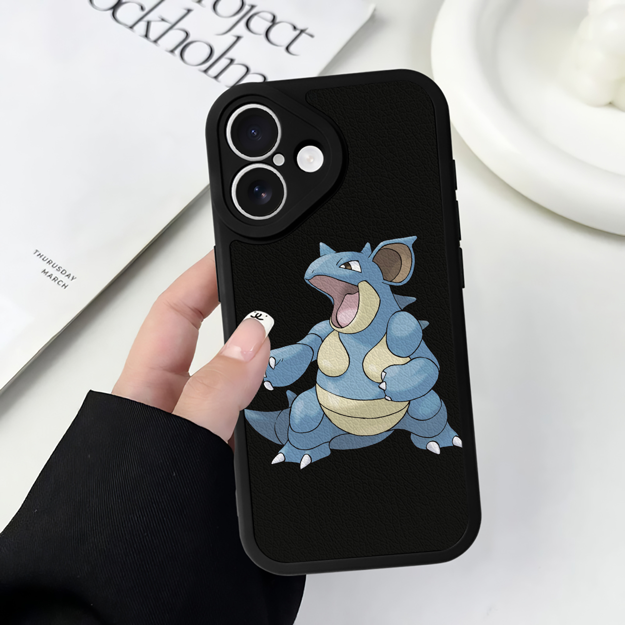 （画像用） ポケットモンスター Pokémon 【iPhone 16シリーズ対応】シリコンスマホケース（レザー調） 材質：シリコン
